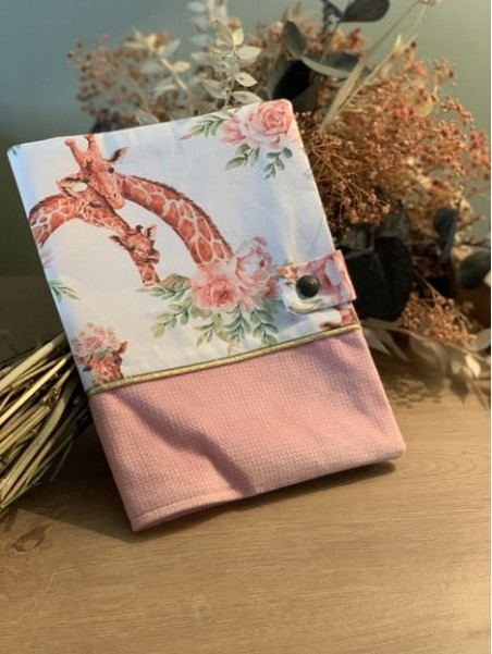 Protège carnet de santé girafe family velvet candy pink. L'Atelier Mama