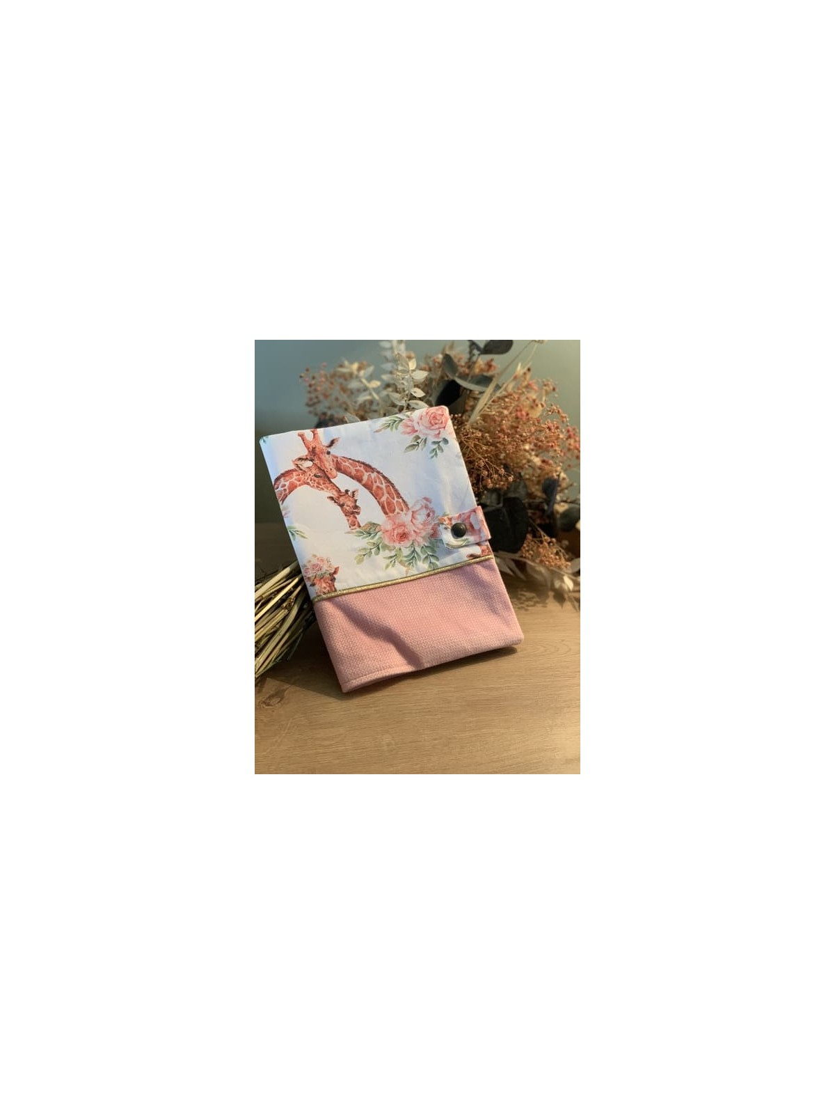 Protège carnet de santé girafe family velvet candy pink. L'Atelier Mama