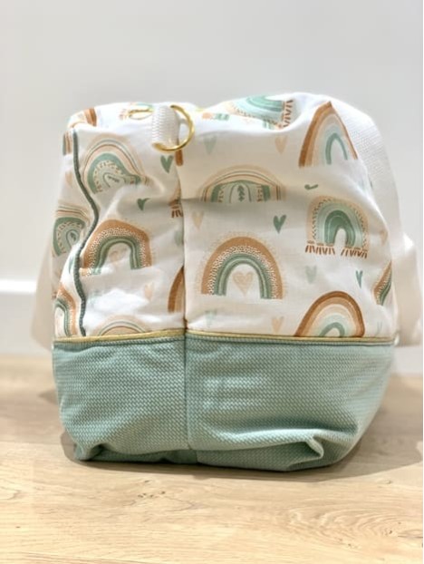 Sac à langer love rainbow molletonné et doté de multiples poches. L'Atelier Mama