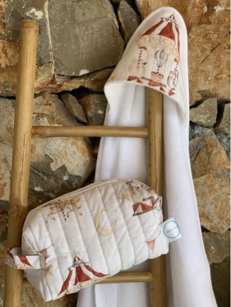 Cape de bain et trousse carrousel et éponge bambou. L'Atelier Mama