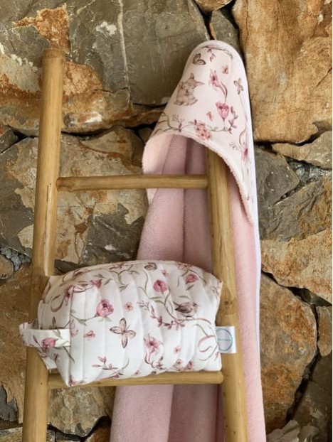 Cape de bain et trousse de toilette sweet bunnies. L'Atelier Mama