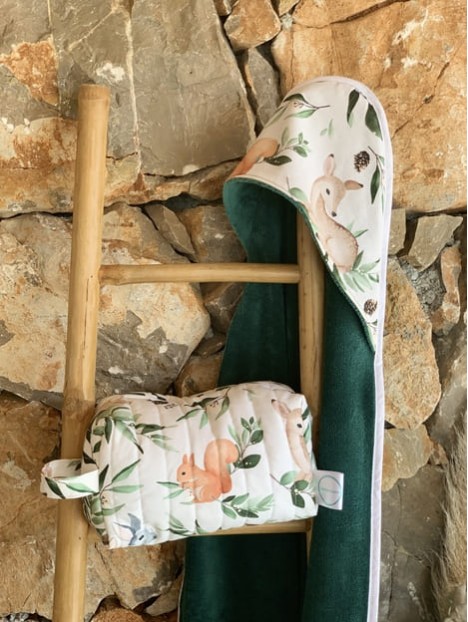 Cape de bain et trousse de toilette chevreuil en feuilles. L'Atelier Mama