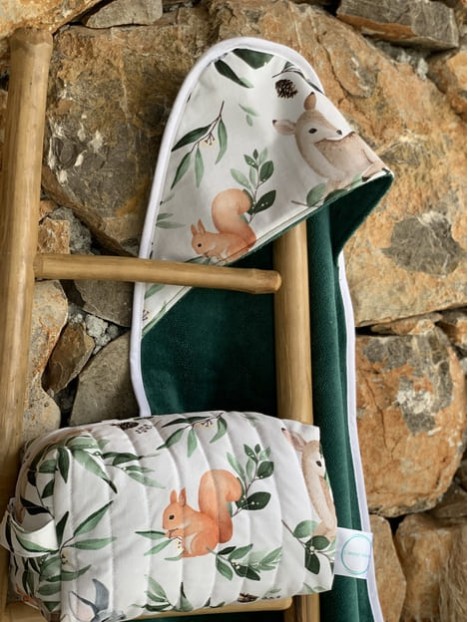 Cape de bain et trousse de toilette chevreuil en feuilles. L'Atelier Mama