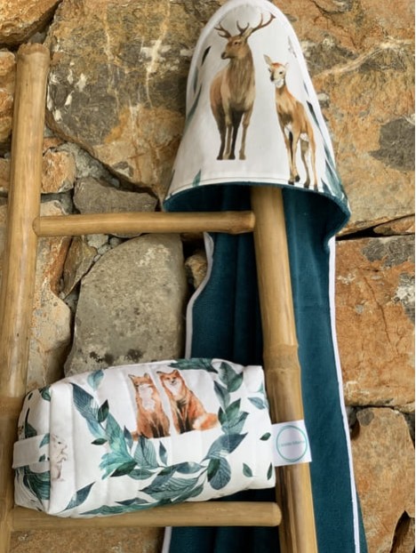 Cape de bain et trousse de toilette cerf et renard. L'Atelier Mama