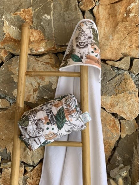 Cape de bain bébé et trousse de toilette monstera. L'Atelier Mama