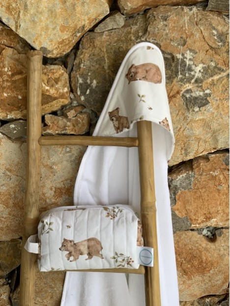 Trousse de toilette et cape de bain oursons. L'Atelier Mama