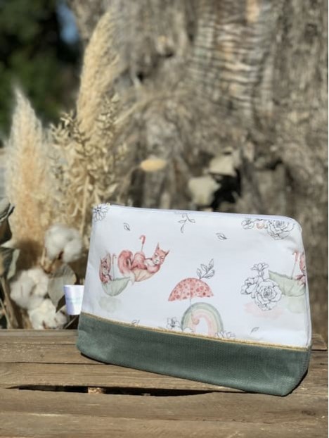 Pochette de soin bébé écureuil parapluie velvet kaki. L'Atelier Mama