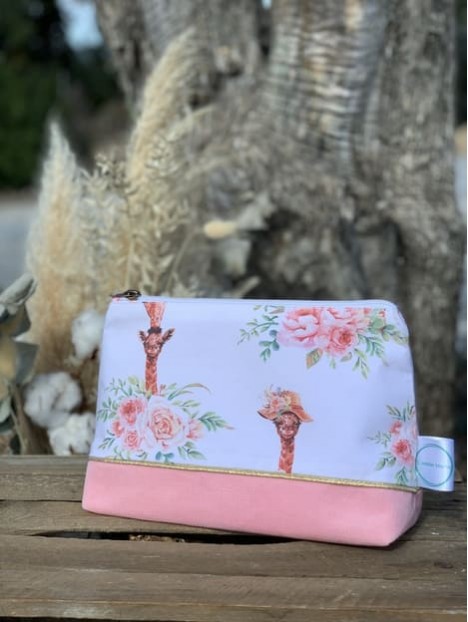 Pochette girafe family velvet candy pink. L'Atelier Mama