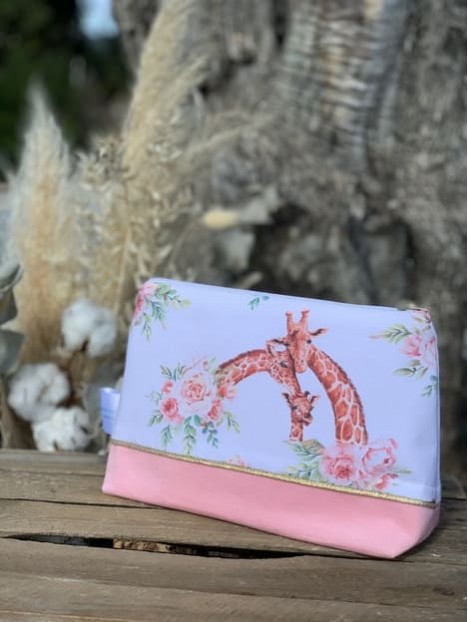 Pochette girafe family velvet candy pink. L'Atelier Mama