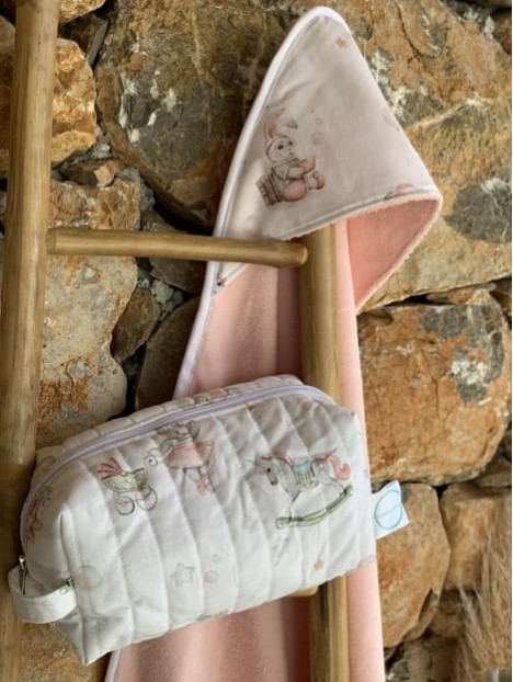 Trousse de toilette et cape de bain lapinou. L'Atelier Mama