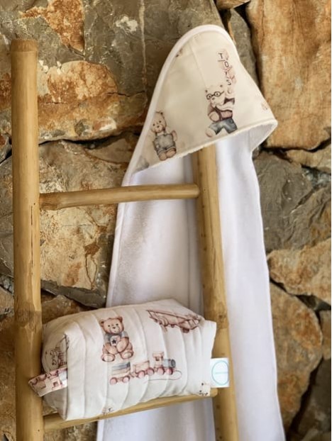 Trousse de toilette et cape de bain teddy love. L'Atelier Mama