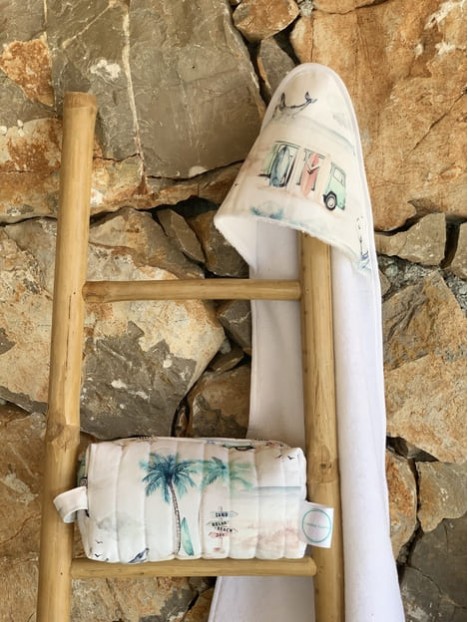 Cape de bain M et trousse de toilette surfing éponge bambou blanche. L'Atelier Mama