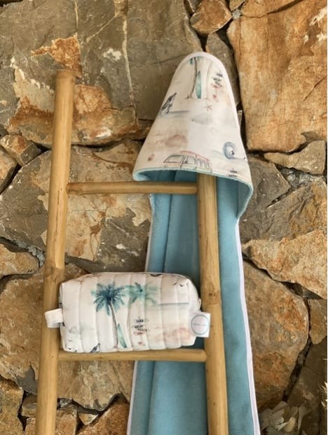 Cape de bain et trousse de toilette surfing éponge bambou ciel. L'Atelier Mama