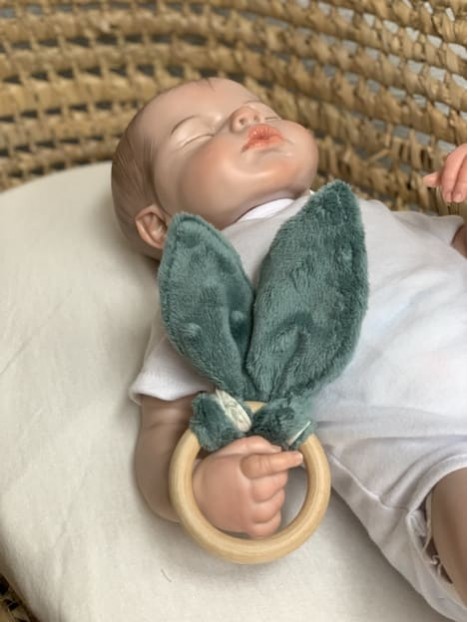 Anneau de dentition en bois pour bébé. Tissu wild en coton oekotex, minky jadeite. L'Atelier Mama