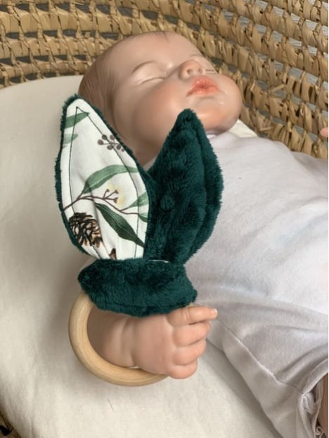 Anneau de dentition en bois pour bébé. Tissu chevreuil en feuilles en coton oekotex, minky galpagos. L'Atelier Mama