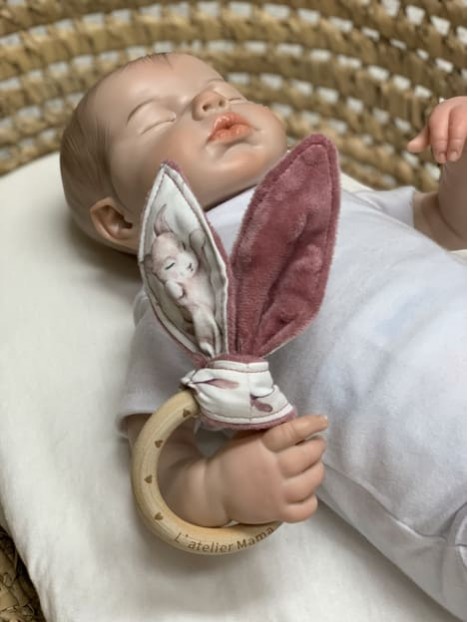 Anneau de dentition en bois pour bébé. Tissu sweet bunnies en coton oekotex, minky prune. L'Atelier Mama