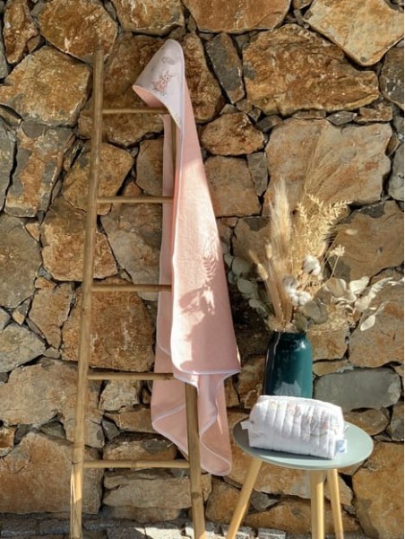 Cape de bain et trousse de toilette lapinou éponge bambou rose. L'Atelier Mama