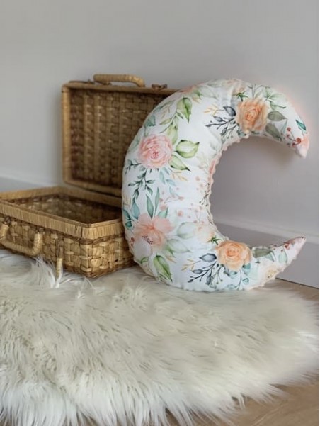 Coussin Lune roseraie et minky pêche. L'Atelier Mama